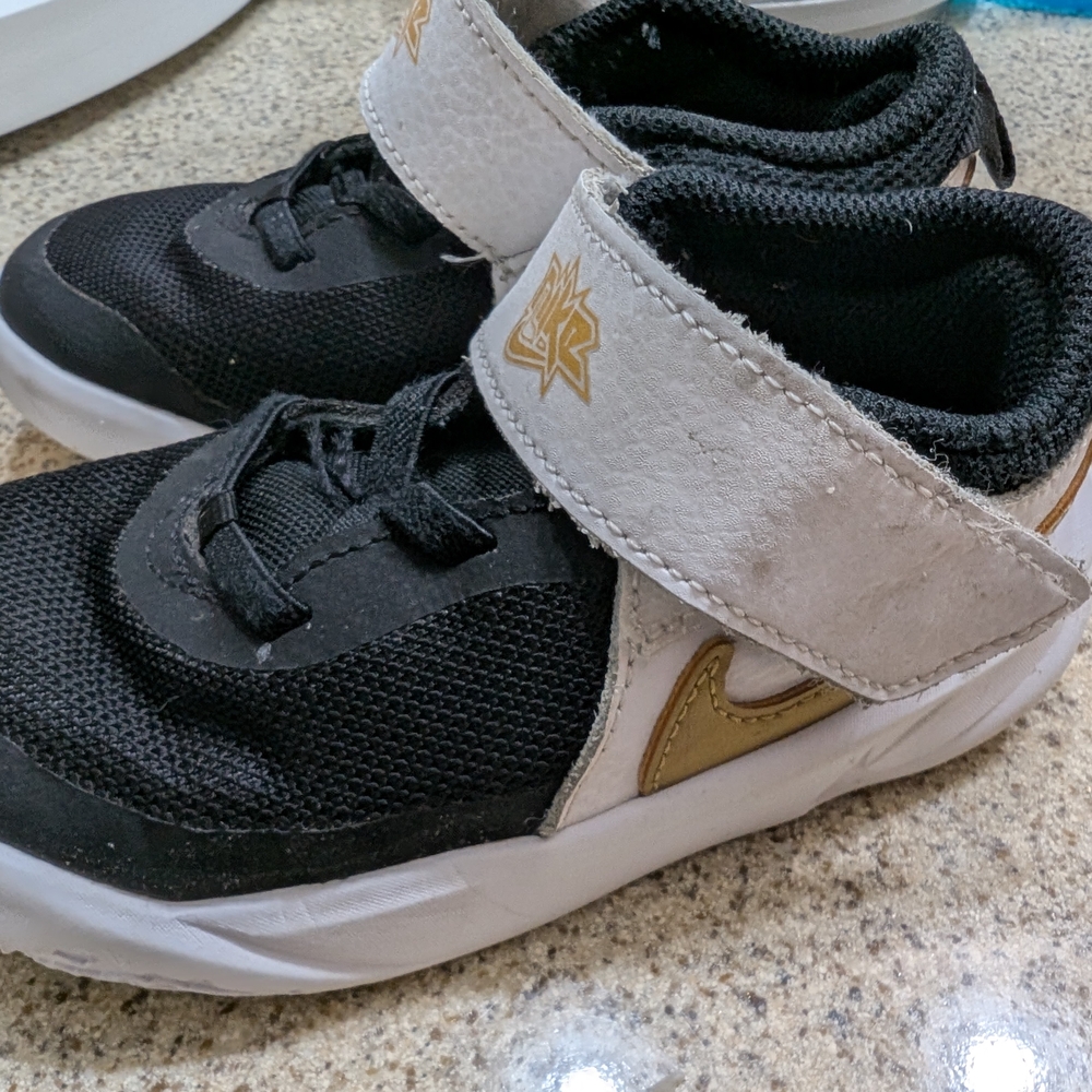 Nike Hustle D10 Youth Size 10C